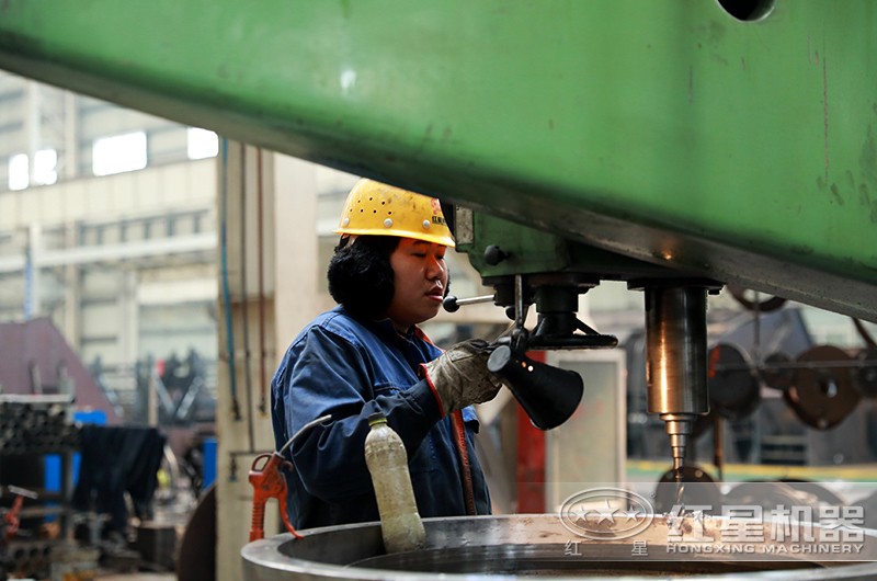 紅星機器專業(yè)技術(shù)人員現(xiàn)場操作圖 紅星機器專業(yè)技術(shù)人員現(xiàn)場操作圖