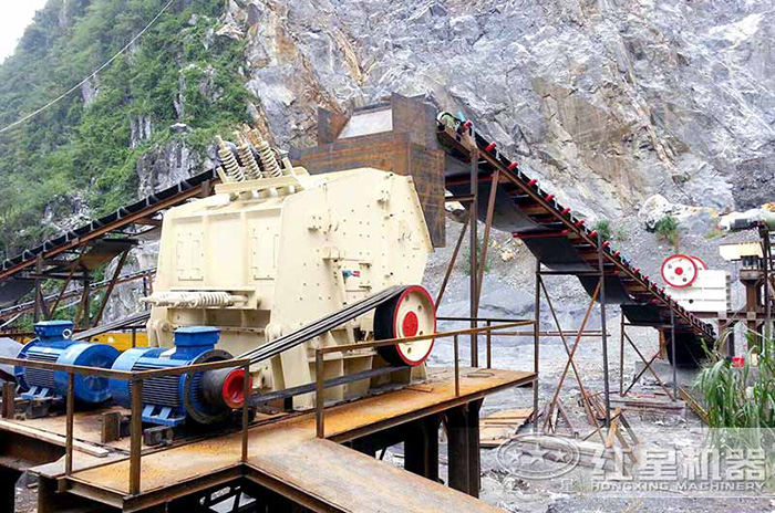 反擊式破碎機(jī)現(xiàn)場作業(yè)圖 反擊式破碎機(jī)現(xiàn)場作業(yè)圖