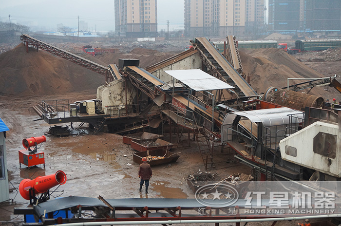 移動(dòng)粉碎機(jī)加工現(xiàn)場