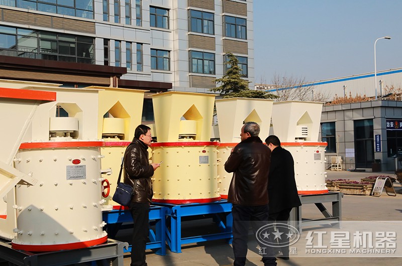 復(fù)合式破碎機(jī)客戶(hù)到廠參觀圖 復(fù)合式破碎機(jī)客戶(hù)到廠參觀圖